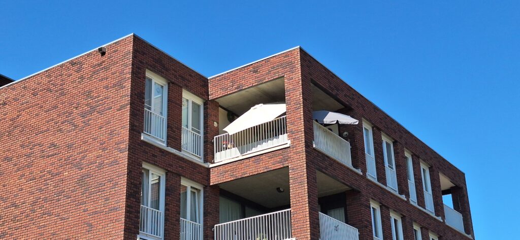 Deze zomer hebben we wat afgepuft. De opwarming wordt letterlijk voelbaar in de temperatuur en de droogte. Hoog tijd voor een thema-avond over dit onderwerp, deze keer IN EIJSDEN. We hebben 2 deskundigen uitgenodigd om hun licht te laten schijnen op de mens en op de gebouwde omgeving.